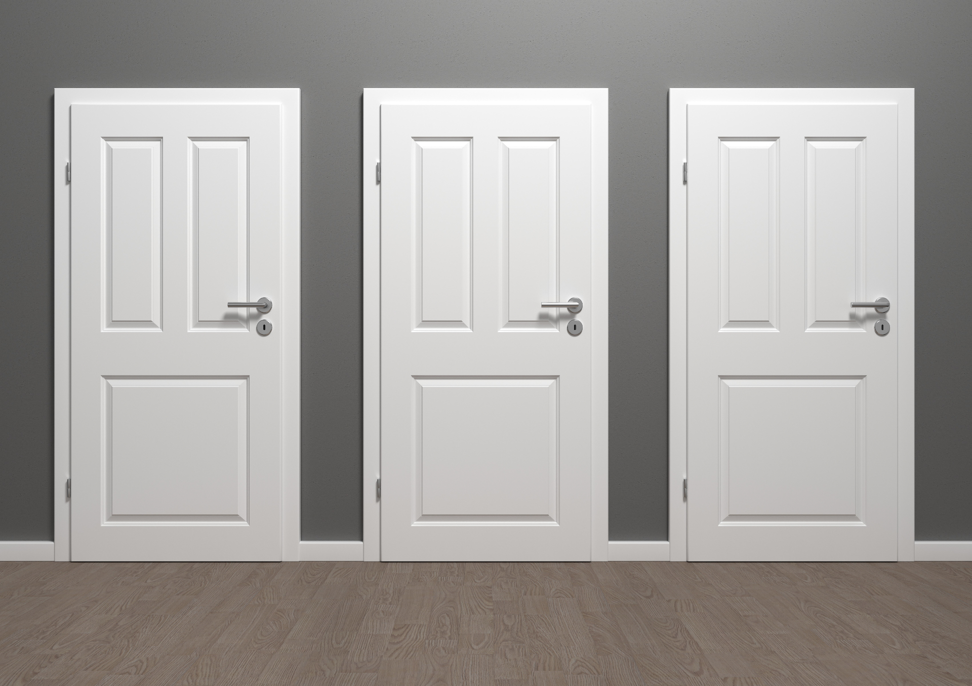 Drei klassische weiße Innentüren mit Edelstahl-Drücker